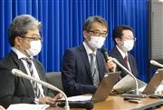 記者会見する専門家組織座長の脇田隆字・国立感染症研究所長（中央）＝１０日午後、厚労省