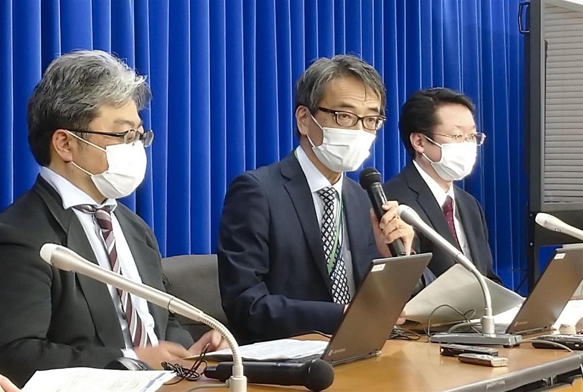 記者会見する専門家組織座長の脇田隆字・国立感染症研究所長（中央）＝１０日午後、厚労省