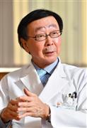 新型コロナウイルスの重症患者用病床の状況について語る近畿大学病院の東田有智病院長＝大阪府大阪狭山市（南雲都撮影）