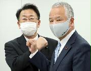与党税協記者会見後、グータッチを交わす自民党の甘利明税制調査会長（右）と公明党の西田実仁税制調査会長＝１０日午後、国会内（春名中撮影）