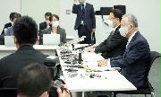 税制改正大綱がまとまり与党税協記者会見に臨む自民党の甘利明税制調査会長（手前）と公明党の西田実仁税制調査会長＝１０日午後、国会内（春名中撮影）