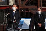 津波遺構「たろう観光ホテル」の視察を終え、記者の質問に答える菅義偉首相。右は平沢勝栄復興相＝１０日午後２時４８分、岩手県宮古市（代表撮影）