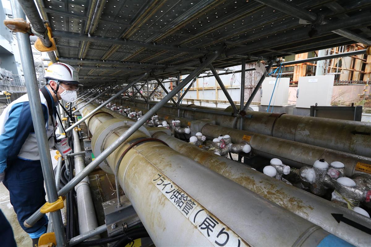 原子炉建屋を取り囲む“氷の壁”の上部。冷却液が流れる配管周辺は霜が付いていた＝東電福島第１原発（芹沢伸生撮影）