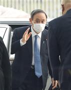 出邸する菅義偉首相＝１４日午前、首相官邸（春名中撮影）
