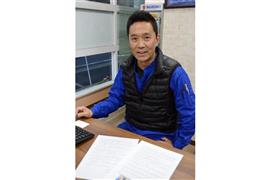 タイ語で技能実習生への手紙を書いた瀬川英孝さん＝奈良県橿原市