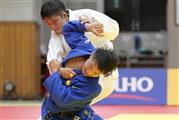 柔道代表決定戦で対戦する丸山城志郎選手（上）と阿部一二三選手　＝１３日、東京・講道館（代表撮影）
