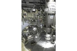 米製薬大手ファイザーとドイツのバイオ企業ビオンテックが共同開発した新型コロナウイルス感染症のワクチンの瓶＝８日、英領北アイルランド・ベルファスト（ＡＰ＝共同）