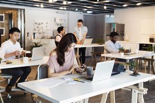 最新の受付システムもそこはカバーできない　フリーアドレス化が問う「常識」