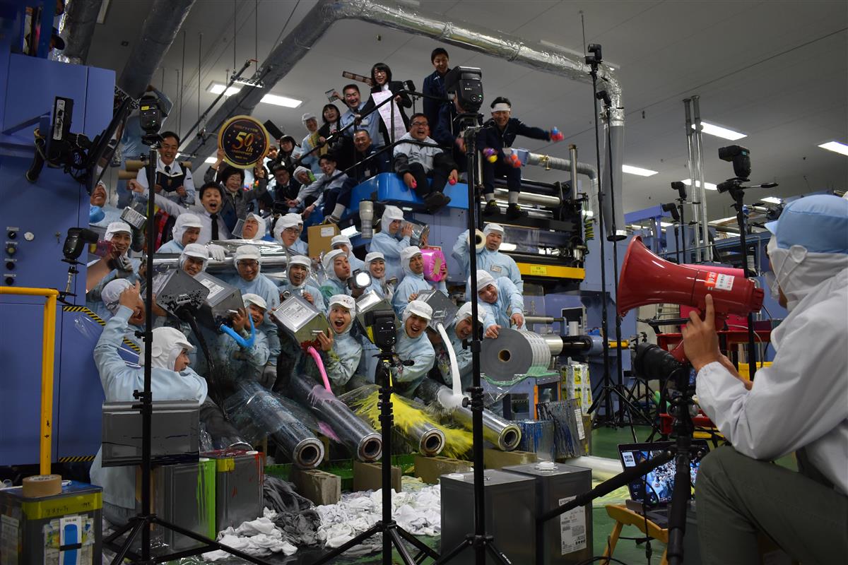 ほぼ合成なしの臨場感 働く人たちが一丸になれる集合写真の作り方 Sankeibiz サンケイビズ 自分を磨く経済情報サイト