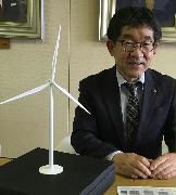 風力発電の模型を前に取材に応じる千葉県銚子市の越川信一市長＝１１月３０日、銚子市役所