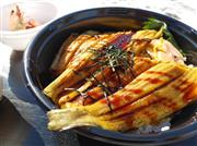 「泉南あなご」をぜいたくに２尾つかった煮アナゴ丼＝泉南市