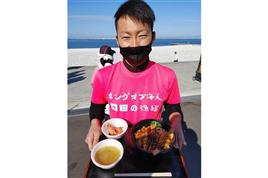 アナゴの養殖に関わる岡田浦漁協の東裕史部長自ら「泉南あなご」の煮アナゴ丼を販売している＝泉南市