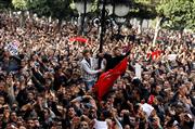２０１１年１月１４日、チュニジアの首都チュニスで、反ベンアリ大統領デモに集まった民衆（ロイター）