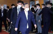 自民党役員会を終えた菅義偉首相＝２２日午前、東京・永田町の自民党本部（春名中撮影）