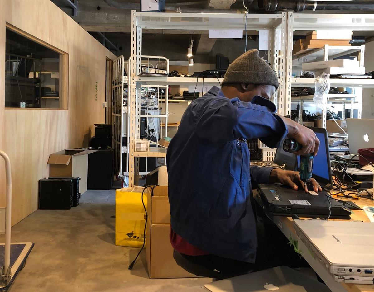 現在、パソコンの再生作業を行うのは3名の難民のスタッフ。技術を習得し、将来は母国で事業を立ち上げてほしいと考えている