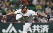 プロ野球日本シリーズ第４戦で投球する巨人のチアゴ・ビエイラ投手＝ペイペイドーム（産経新聞社）