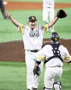 ４年連続の日本一を決め、万歳するソフトバンク・森唯斗＝ペイペイドーム（荒木孝雄撮影）