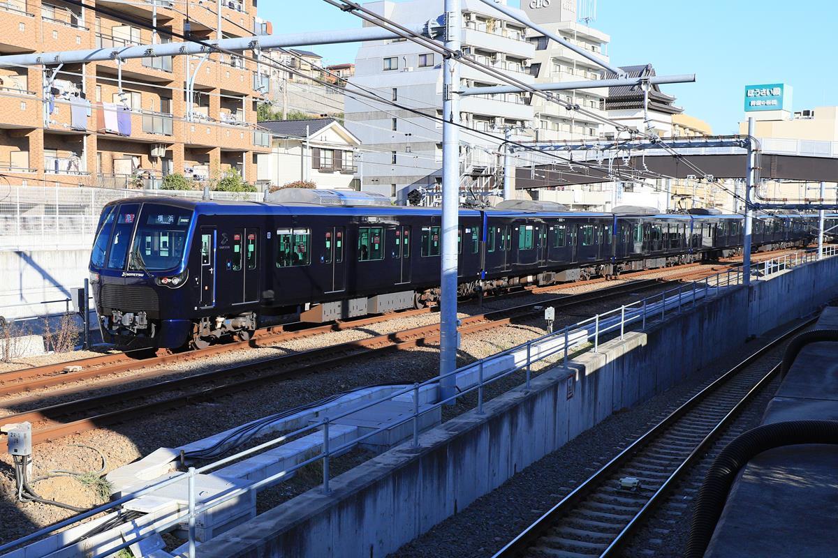 日立の「A-train」がベースとなっている相鉄20000系車両。英国の高速鉄道車両と共通の車体構造だ（SankeiBiz編集部）