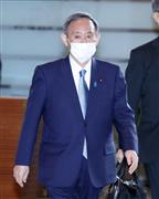 今年始めて首相官邸に出邸する菅義偉首相＝４日午前、首相官邸（春名中撮影）