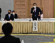 観光業者らと意見交換した赤羽一嘉国交相（右）＝６日、静岡市葵区（田中万紀撮影）