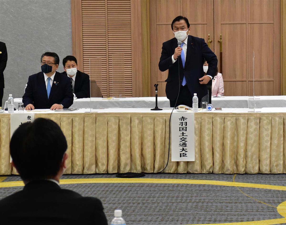 観光業者らと意見交換した赤羽一嘉国交相（右）＝６日、静岡市葵区（田中万紀撮影）