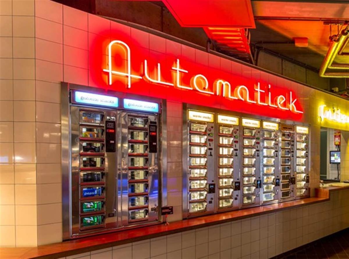 コロッケ販売機。コインを入れると扉が開く（筆者撮影）