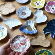 「アンジェ　ｗｅｂ　ｓｈｏｐ」の豆皿。バリエーション豊富で、１枚また１枚と買い足す人も多い