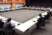 西村康稔経済再生担当相出席のもと開かれた新型コロナウイルス感染症対策分科会＝８日午後、東京都千代田区（三尾郁恵撮影）