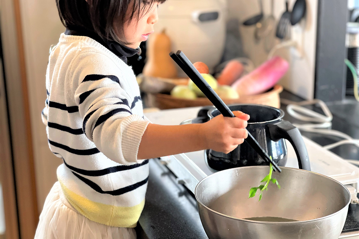 「生のままでは美味しくない」と判断した野菜はゆでてみる（筆者撮影／SankeiBiz）