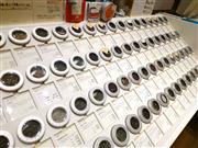 たくさんの茶葉から香りなどを確認できる