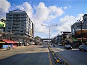 国境の封鎖で通関待ちの車列がすっかりなくなったタイ・マレーシア国境。奥のゲートが検問所