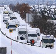 大雪の影響で、北陸自動車道福井北－福井ＩＣ間の下り線で立ち往生する車の列＝１０日午後２時４４分、福井市（恵守乾撮影）