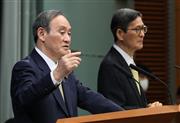 緊急事態宣言地域に７府県が追加され会見で記者団の質問に答える菅義偉首相。奥は新型コロナウイルス感染症対策分科会・尾身茂会長＝１３日午後、首相官邸（春名中撮影）