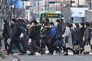 神戸・三宮の通勤風景＝１４日午前、神戸市中央区（南雲都撮影）