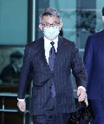 閣議に臨む武田良太総務相＝１５日午前、首相官邸（春名中撮影）