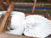 木枠に収められた石像