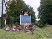 １本道のため必ず目に入るワットパクナム日本別院の案内