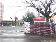 参詣者が少なければ入り口近くに駐車できる。多いときは裏の運動場でも