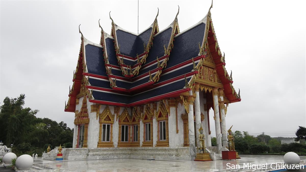 2005年竣工の本堂。周辺には白い石像の設置が進む