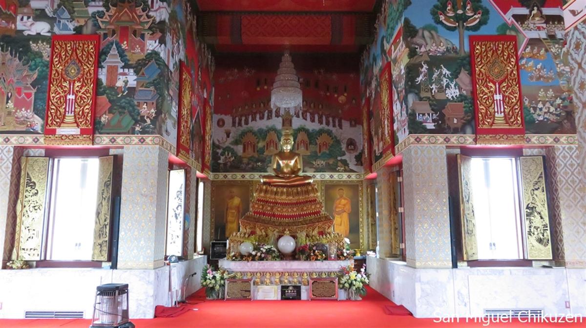 本堂内は朱色の絨毯が敷かれている