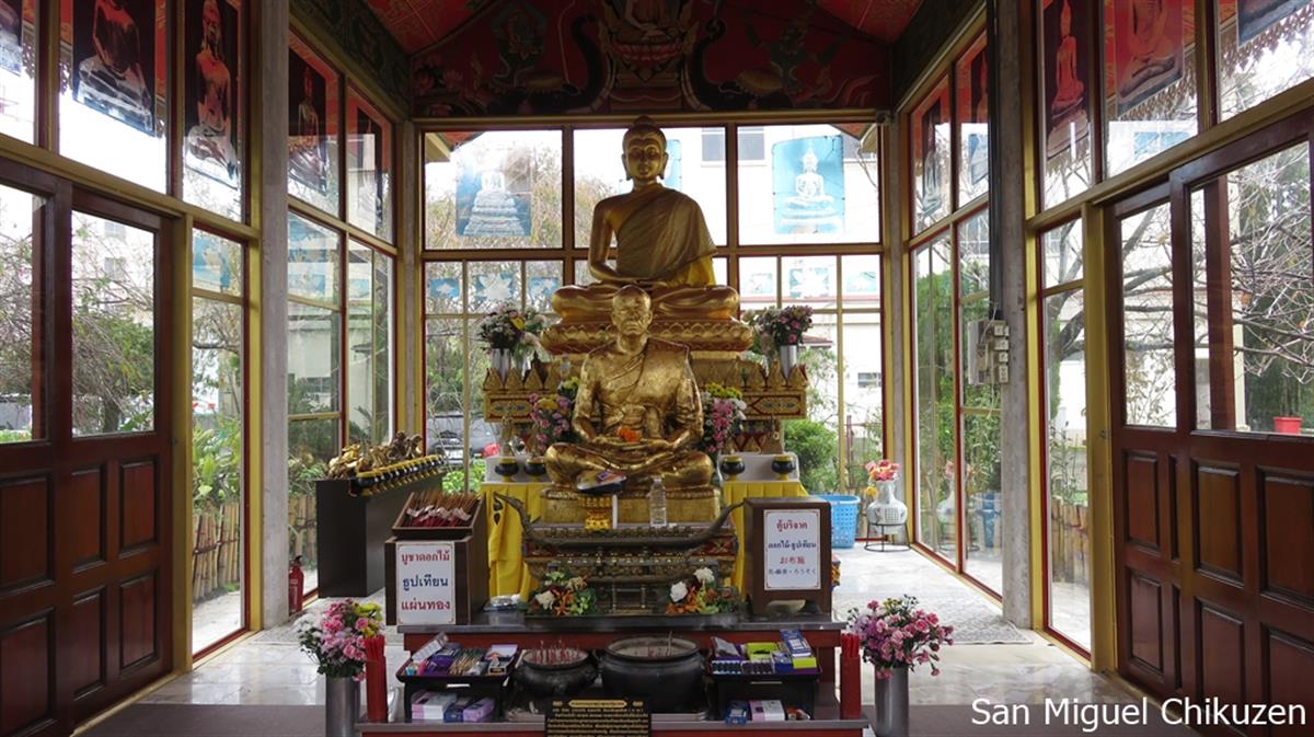 日本の神社風に入り口に賽銭箱や鈴が設置されている小堂