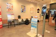 入店時には、検温と手指消毒で新型コロナウイルス対策を徹底する