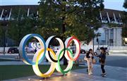 五輪マークのモニュメント。奥は国立競技場＝東京都新宿区（川口良介撮影）