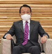 閣議に臨む麻生太郎副総理兼財務相＝２２日午前、首相官邸（春名中撮影）