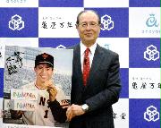 亀屋万年堂の「ナボナ大使」に就任したプロ野球ソフトバンク球団の王貞治会長＝平成２７年４月１４日、東京・自由が丘