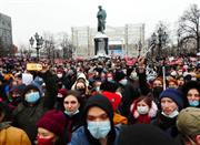 ロシアの首都モスクワの中心部で２３日、拘束された反体制派指導者・ナワリヌイ氏の釈放を求めて抗議デモをする人々（小野田雄一撮影）