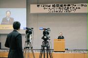 労使フォーラムの冒頭、中西宏明会長のあいさつを代読する経団連の久保田政一事務総長＝２６日、東京都千代田区（代表撮影）