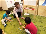 （写真2）形を覚えるのも、書くだけではなく、このような違うアプローチを取ると効果的です。提供：GGIS