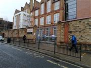 ５日から対面授業が休止したロンドン市内の小学校。人通りは少なく閑散としている（板東和正撮影）