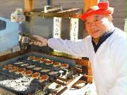 はちまきがトレードマークの江沢修さん。「タンタンたい焼き」は、朝市の名物の一つになっている＝勝浦市（撮影のためにマスクを外しています）